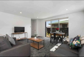 Stylish & Cozy Townhouse in CHCH